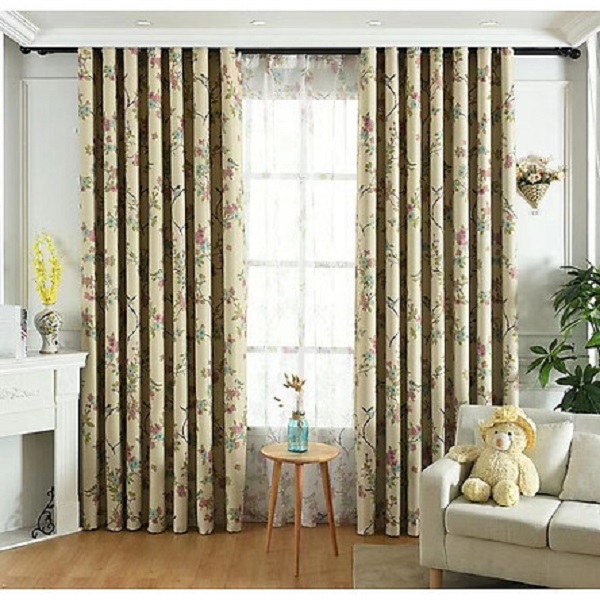Rèm vải có họa tiết có thể trang trí ở nơi có cửa sổ lớn