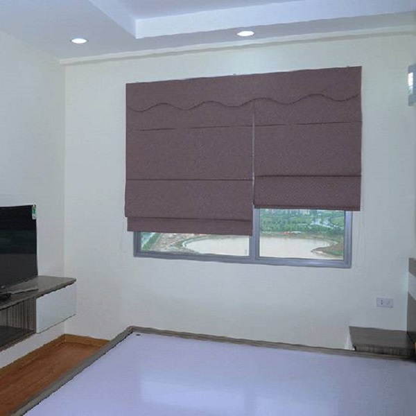 Màn cửa roman màu nâu tạo điểm nhấn ấn tượng cho căn phòng