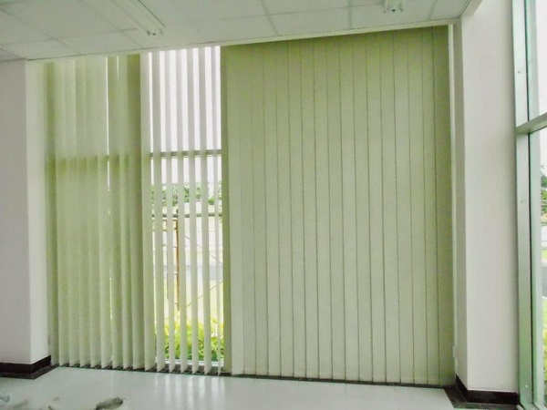 Màn cửa lá dọc màu xanh lá rất phù hợp với người mệnh Mộc