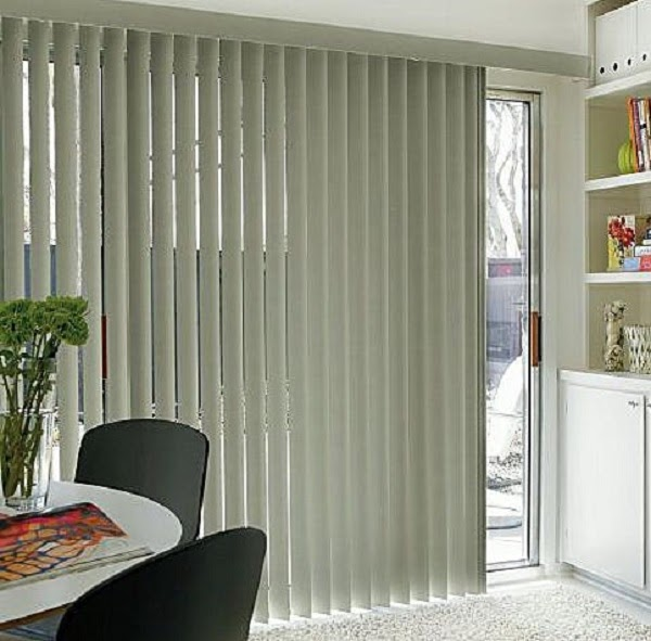 Màn lá dọc cửa sổ văn phòng với tông màu trắng kem