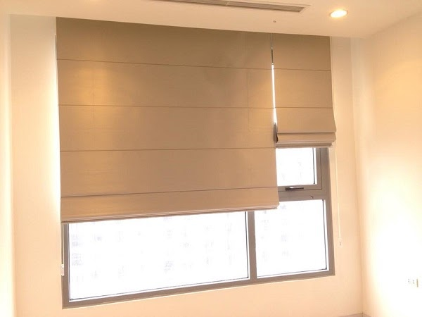 Rèm roman cản sáng hài hòa với tường