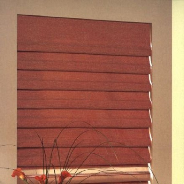 Màu đỏ đô của rèm thể hiện sự sang trọng quyến rũ cho căn phòng