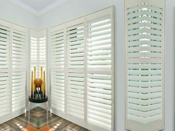 Màu trắng của rèm tạo nên một không gian tinh tế, tươi sáng cho căn phòng