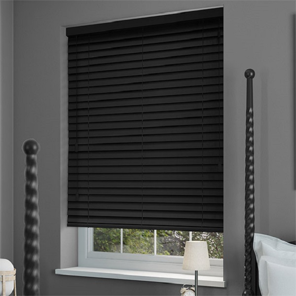 Rèm sáo gỗ màu đen mang lại phong cách mạnh mẽ, huyền bí và vô cùng sang trọng