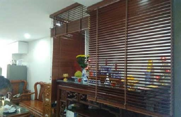 Rèm sáo gỗ tạo không gian trang nghiêm cho phòng thờ