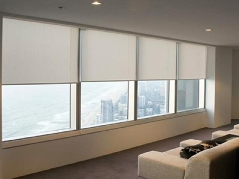 Rèm cuốn cản sáng màu trắng nhẹ nhàng cho văn phòng